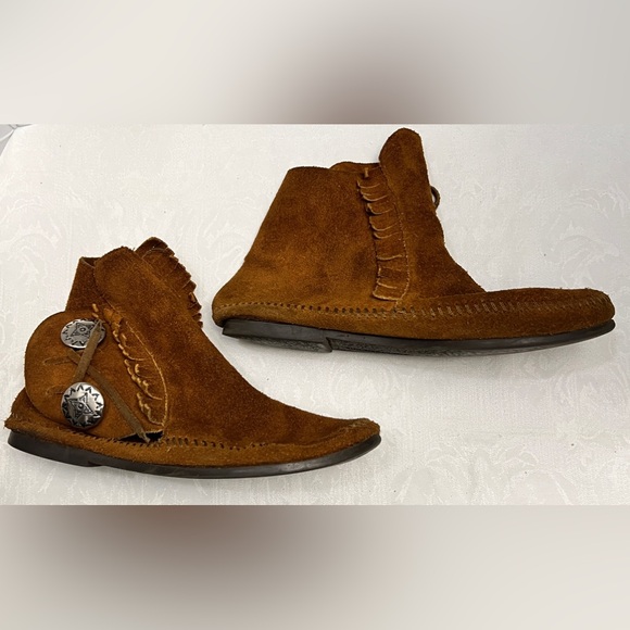 Minnetonka Fringe Suede Hard Sole Moccasin Hippie Boho Moccasins - Picture 6 of 12